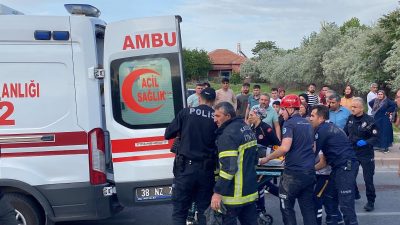 Kayseri’nin Kocasinan ilçesinde özel halk otobüsünün çarpması sonucu yaralanan anne