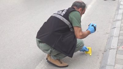 Adana’da bir iş yerine silahlı saldırı düzenlendiği sırada aracıyla yoldan