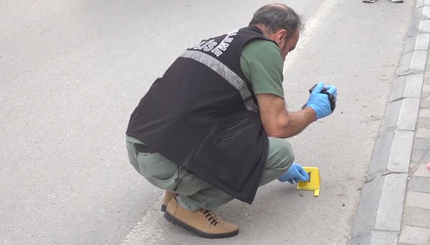 İş yerine silahlı saldırı sırasında araçla yoldan geçen kadın yaralandı