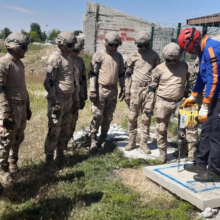 Jandarma Kolları Sıvadı: AFAD’dan Depremde Kurtarma Eğitimi!