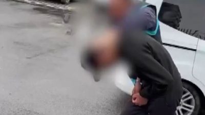 Kayseri’de bir apartmandan ayakkabı çaldığı belirlenen 2 şüpheli tutuklandı. Emniyetin