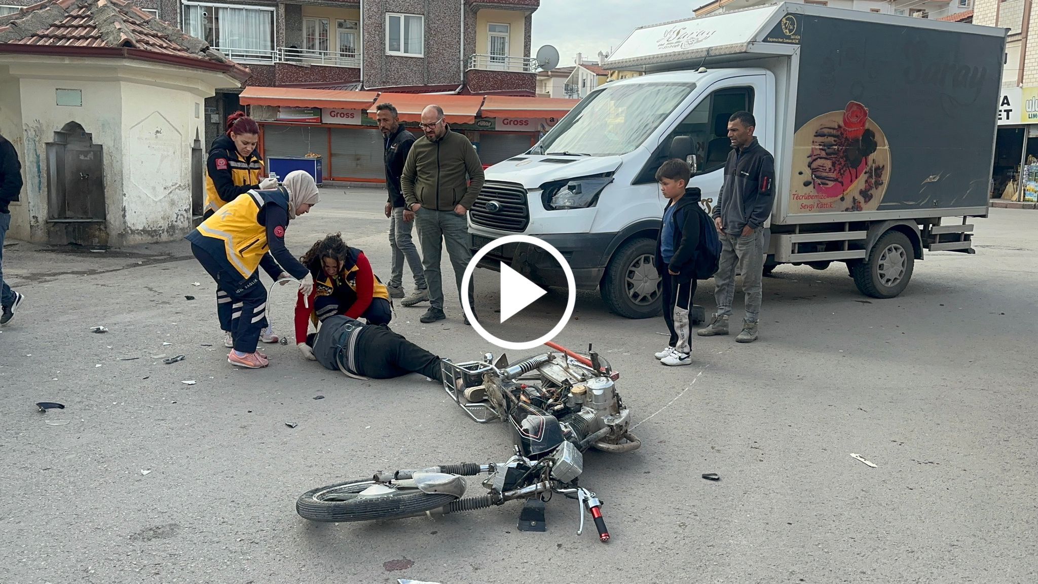 Aksaray’da kaza; Motosiklet kullanılamaz hale geldi 2 kişi yaralandı!