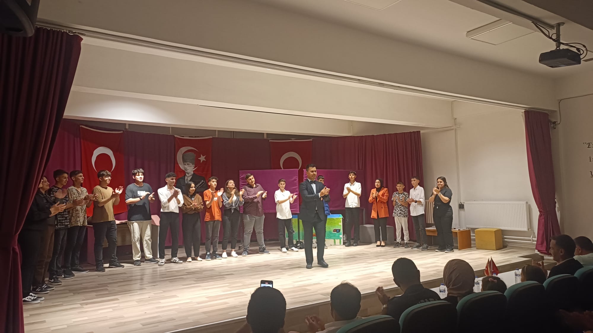 Eskil’de öğrenciler ve öğretmenlerden tiyatro; “Bir Garip Gelecek”