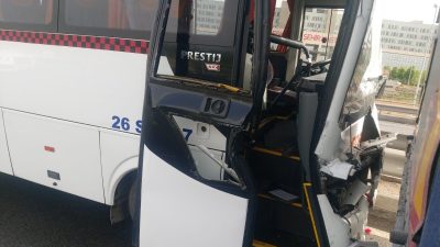 Eskişehir’de personel servisi ile tırın çarpıştığı kazada yaralanan 8 kişi