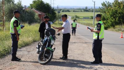 Aksaray’da Trafik Jandarma kural ihlali yapan sürücüleri havadan drone ile