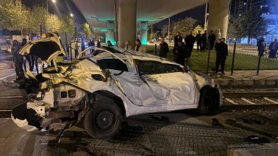 Kayseri’nin Kocasinan ilçesinde kontrollü hemzemin geçitte, yolcu treninin çarptığı otomobilin