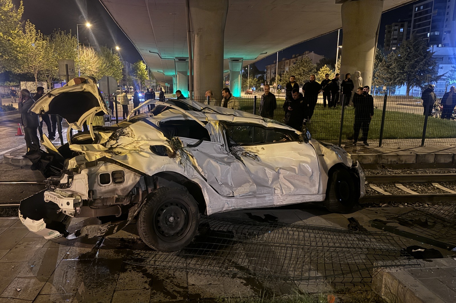 Yolcu treninin hemzenin geçitte çarptığı otomobilin sürücüsü yaralandı