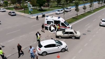 Aksaray’ın Fatih Mahallesi Pazar pazarı yakınlarında meydana gelen trafik kazasında,