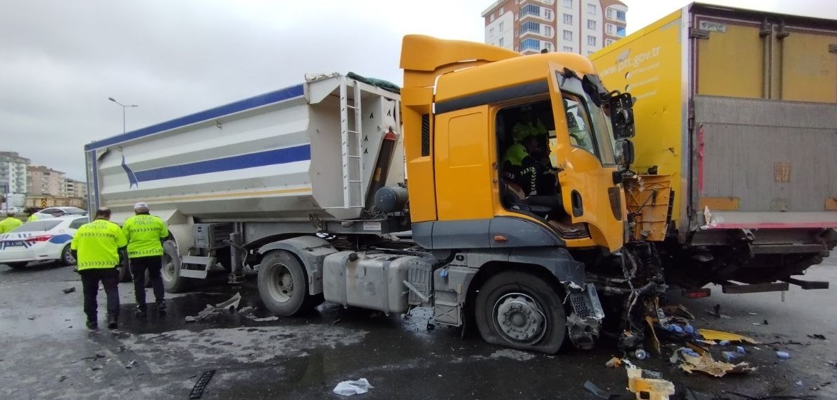 6 aracın karıştığı zincirleme trafik kazasında 6 kişi yaralandı