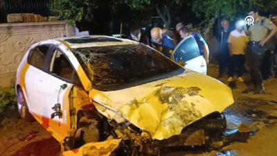   Adana’nın Kozan ilçesinde, park halindeki otomobile çarpıp devrilen araçtaki
