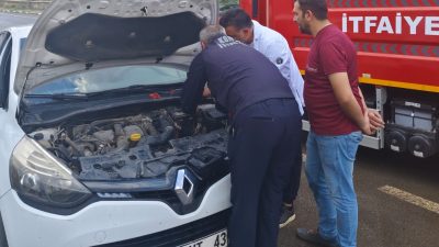 Konya’nın Beyşehir ilçesinde, otomobilin motor kısmına giren kedi, itfaiye ekiplerince