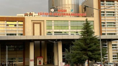 Niğde’de kız arkadaşının evinde bıçaklanan kişi, kaldırıldığı hastanede yaşamını yitirdi.
