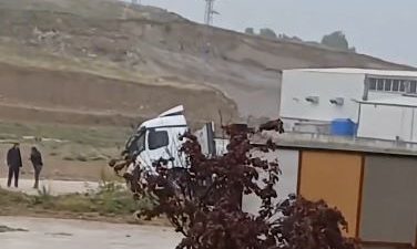 Aşırı yağışların ardından oluşan sel Aksaray Nevşehir yolunun trafiğe kapanmasına