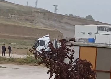 Son Dakika! Aksaray-Nevşehir Kara Yolunu Felaket Vurdu: Sel Trafiği Felç Etti!