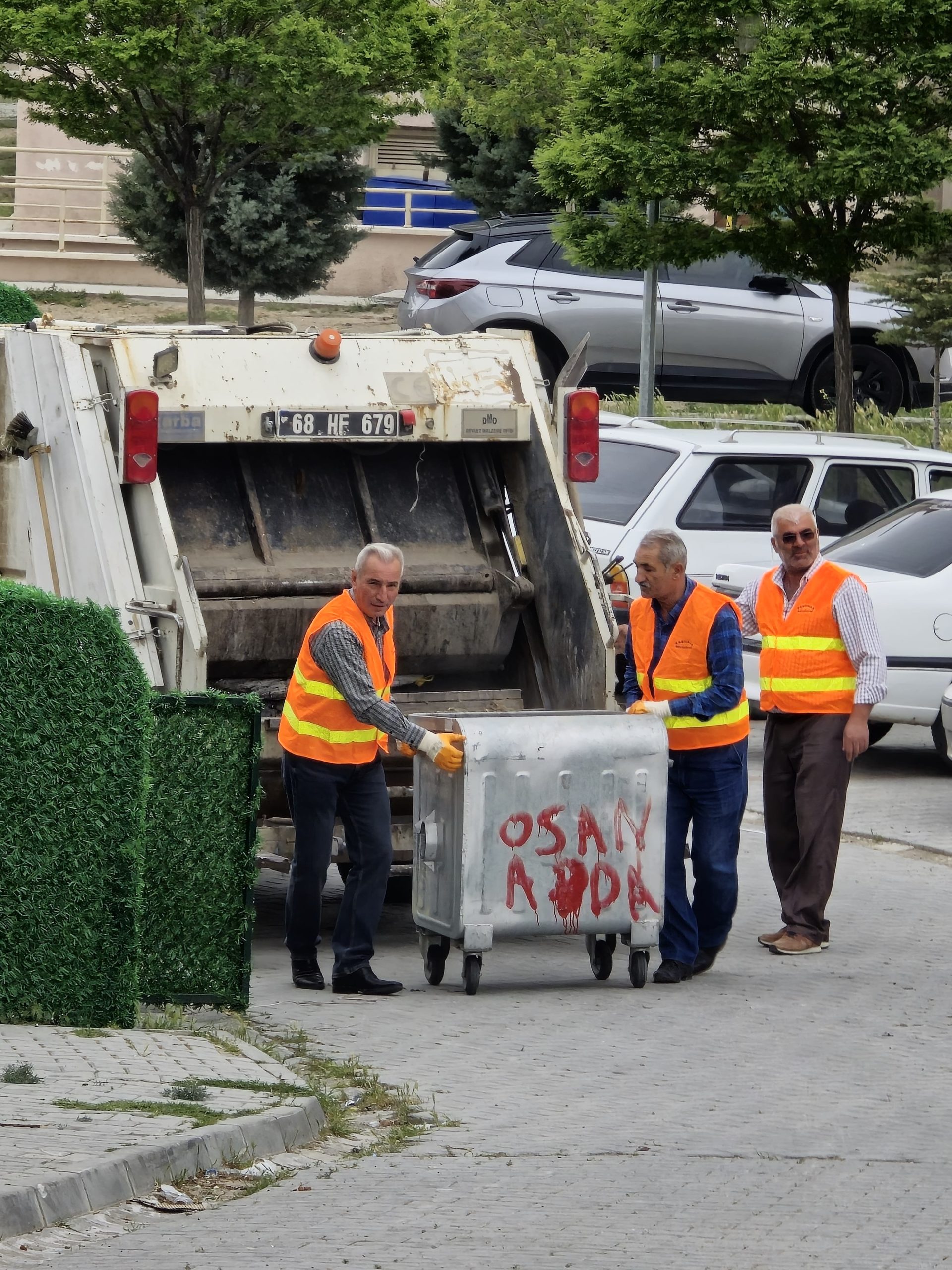 Taşpınar Belediye Başkanı Yılmaz, ekibiyle birlikte temizlik yaptı