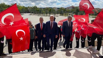 Okul yetkilileri ve öğrenciler, Vali Kumbuzoğlu'nu ağırladı.