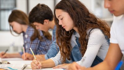 Milli Eğitim Bakanlığı (MEB), Yükseköğretim Kurumları Sınavı’na (YKS) hazırlanan öğrenciler