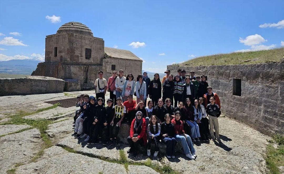 Aksaray’da gençler hem gezdiler hem çevreyi temizlediler