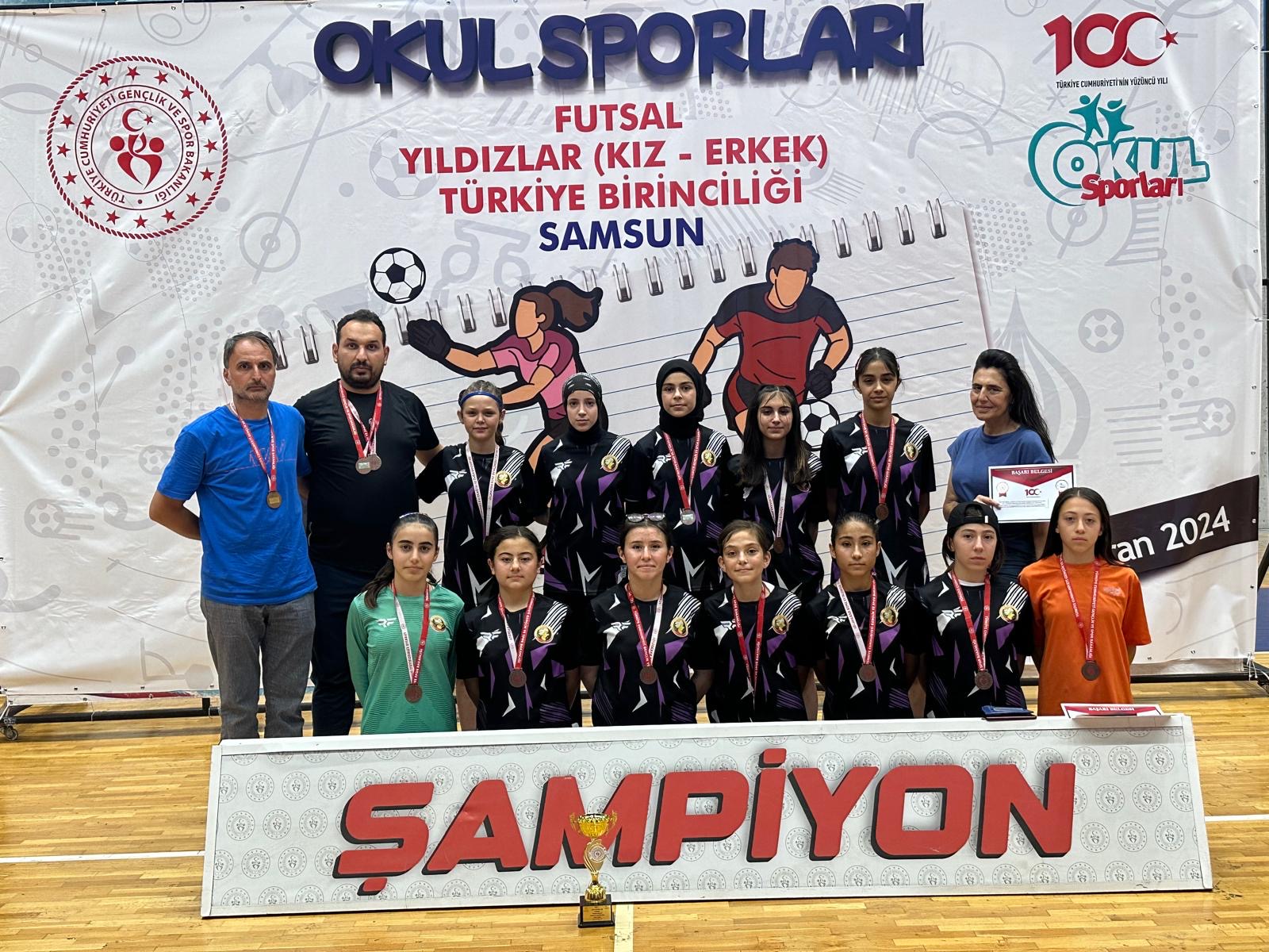 Futsal arenasında zafer: Aksaray Yavuz Sultan Selim Ortaokulu Türkiye üçüncüsü!