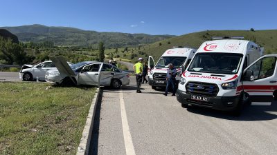 Sivas’ın Akıncılar ilçesinde iki otomobilin çarpışması sonucu yaralanan 2’si çocuk
