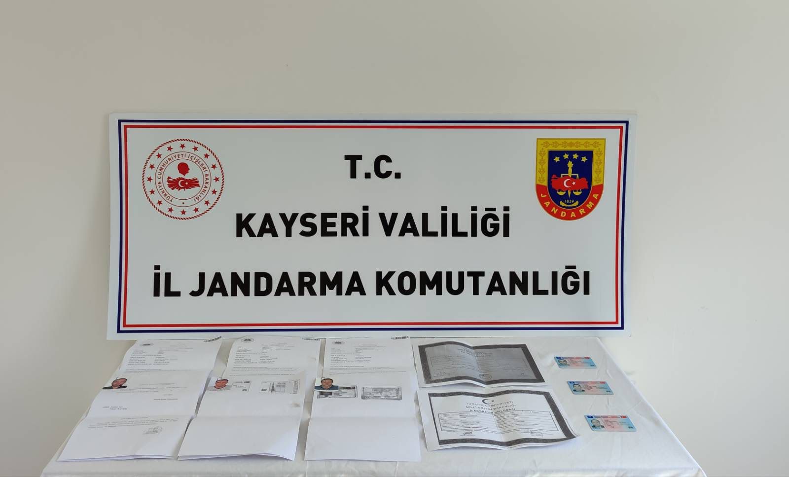 Sürücü adaylarının yerine başkalarını ehliyet sınavına girdiren 4 zanlı yakalandı