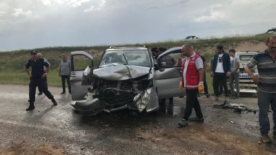 Sivas’ın Kangal ilçesinde minibüs ile hafif ticari aracın çarpışması sonucu