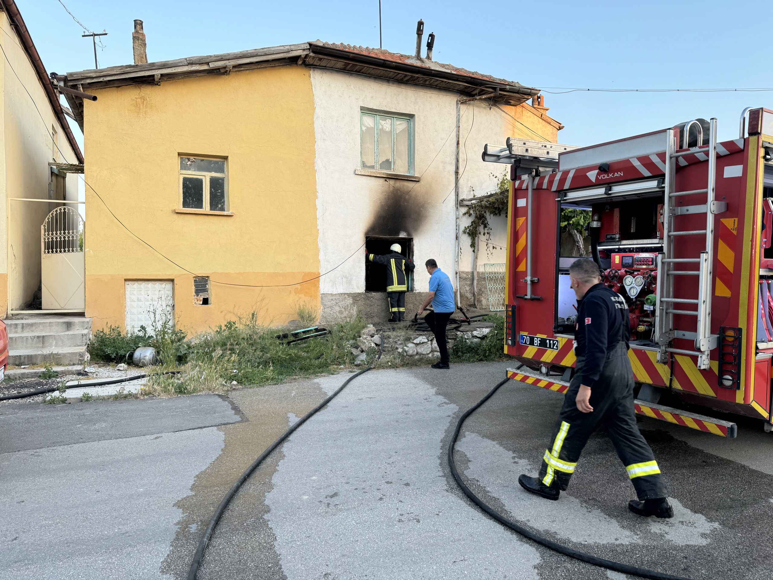 Ev sahibine sinirlenen kiracı oturduğu evi ateşe verdi