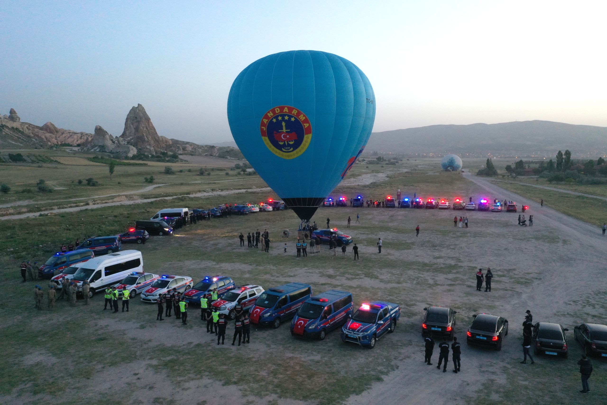 Jandarma broveli sıcak hava balonu Kapadokya’da semalarında süzüldü