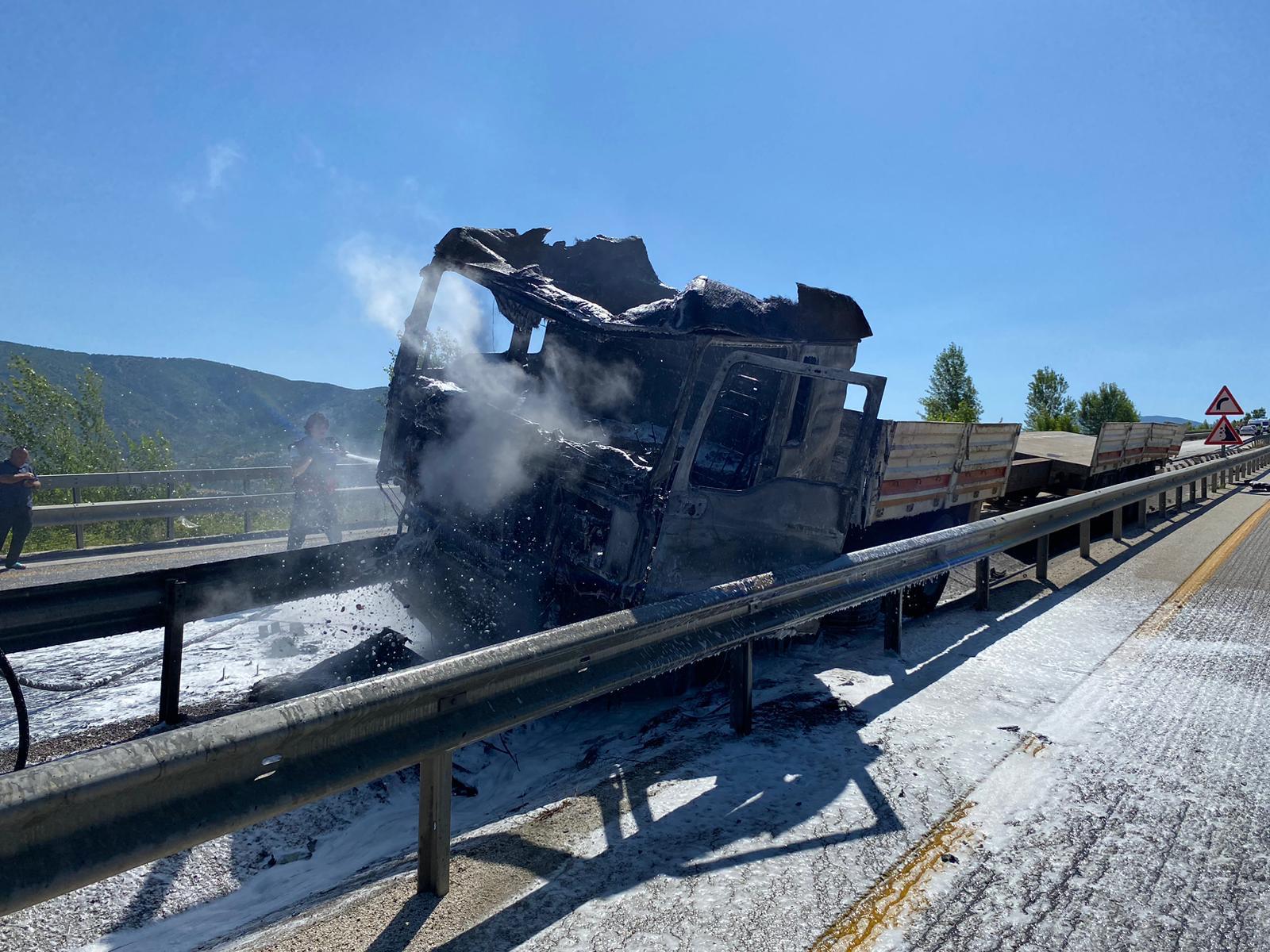 Tırdan düşen beton blokun çarptığı otomobilin sürücüsü öldü