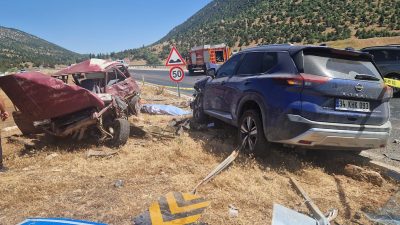 Konya’nın Derebucak ilçesinde, 2 otomobilin çarpışması sonucu 2 kişi öldü,