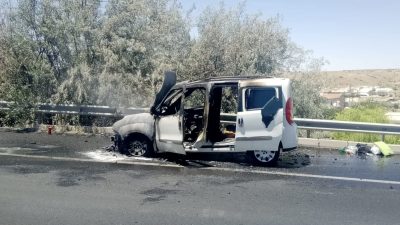  Nevşehir’de seyir halindeyken yanan hafif ticari araç kullanılamaz hale geldi.