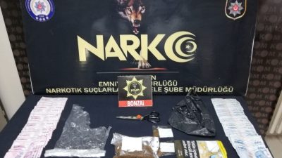 Karaman'da uyuşturucu operasyonunda gözaltına alınan 4 zanlıdan 2'si tutuklandı.