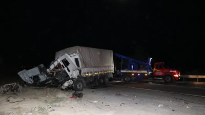 Niğde’de kamyon, otomobil ve tırın çarpıştığı kazada aynı aileden 3