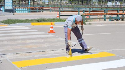 Aksaray Belediyesi yaya çizgilerini yenileyerek güvenli trafiği destekliyor.