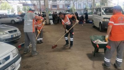 Aksaray Belediyesi ekipleri, sabahın ilk saatlerinden itibaren kurban kesim yerlerinde