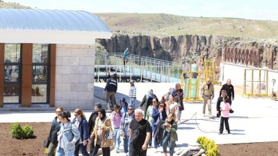 Aksaray Belediye Başkanı Evren Dinçer, bayram tatilinde vatandaşları Kapadokya'nın gözdesi