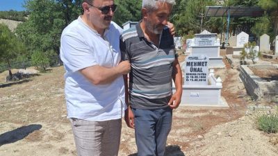 ASÜ Rektörü, trafik kazasında hayatını kaybeden öğrencisinin kabrini ziyaret etti.