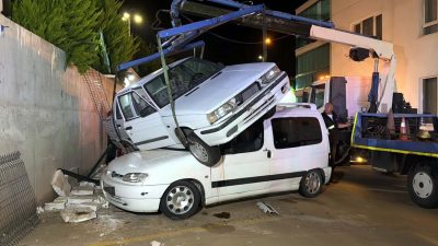 Kırıkkale’nin Yahşihan ilçesinde park halindeki 3 aracın üzerine düşen otomobilin