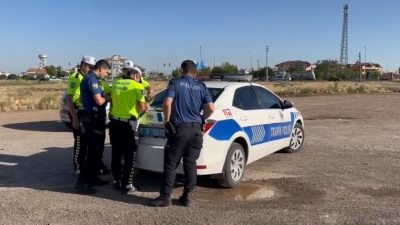 Aksaray’da trafik ekipleri, ihbar üzerine durdurdukları sahte plakalı aracı trafikten