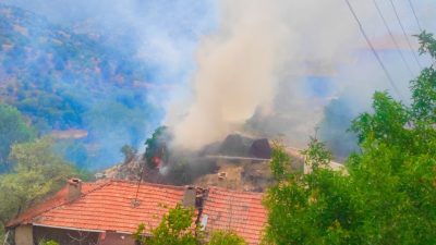 Ankara’nın Nallıhan ilçesinde çıkan yangında samanlık ve kullanılmayan değirmen yandı.