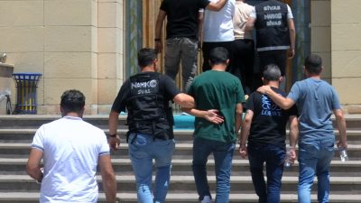 Sivas’ın Şarkışla ilçesinde düzenlenen uyuşturucu operasyonunda gözaltına alınan 4 zanlıdan