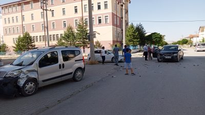 Sivas’ın Şarkışla ilçesinde meydana gelen zincirleme trafik kazasında 1’i çocuk,