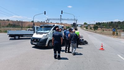 Kırıkkale’de motosiklet ve otomobilin çarpışması sonucu yaralanan 3 kişi tedavi