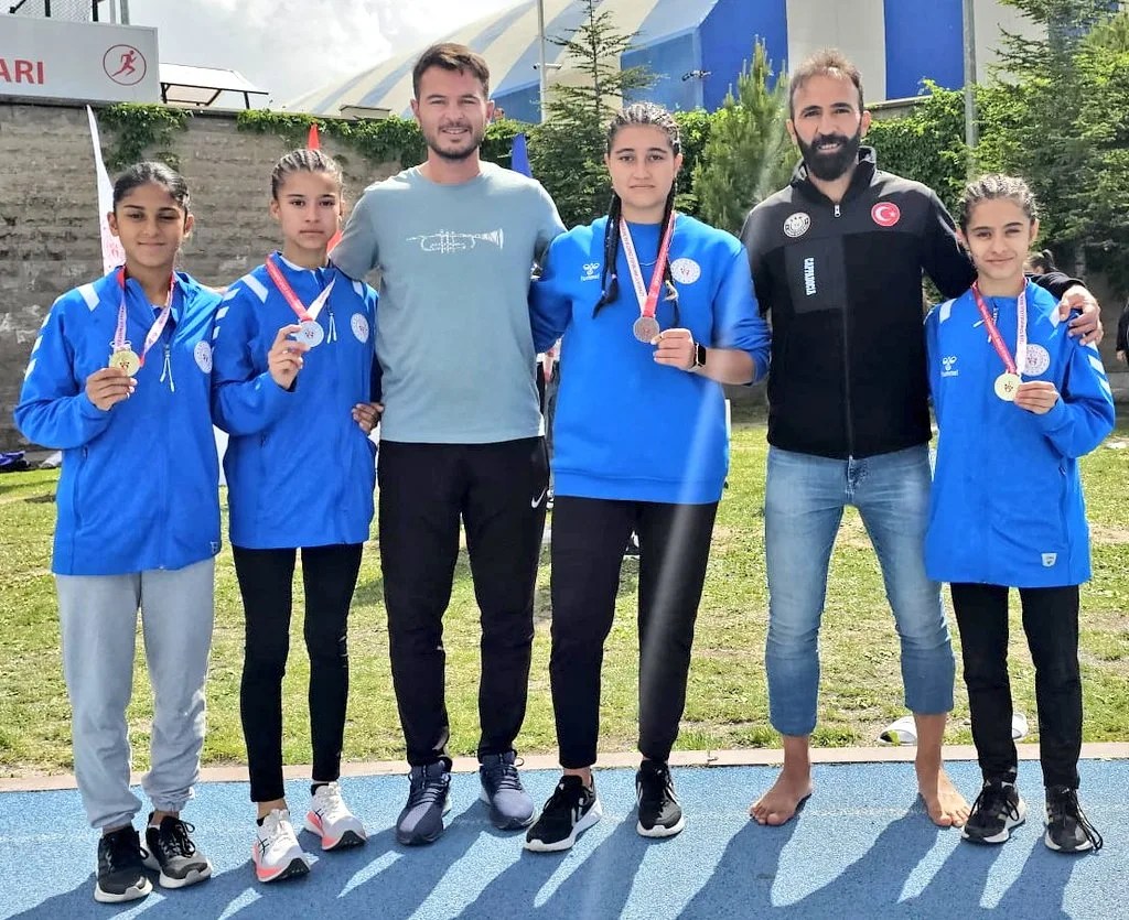 Aksaraylı genç sporcular madalyaları ile şehre döndü