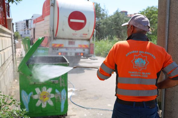 Aksaray’da belediye ekipleri tarafından konteynerler yıkanıyor