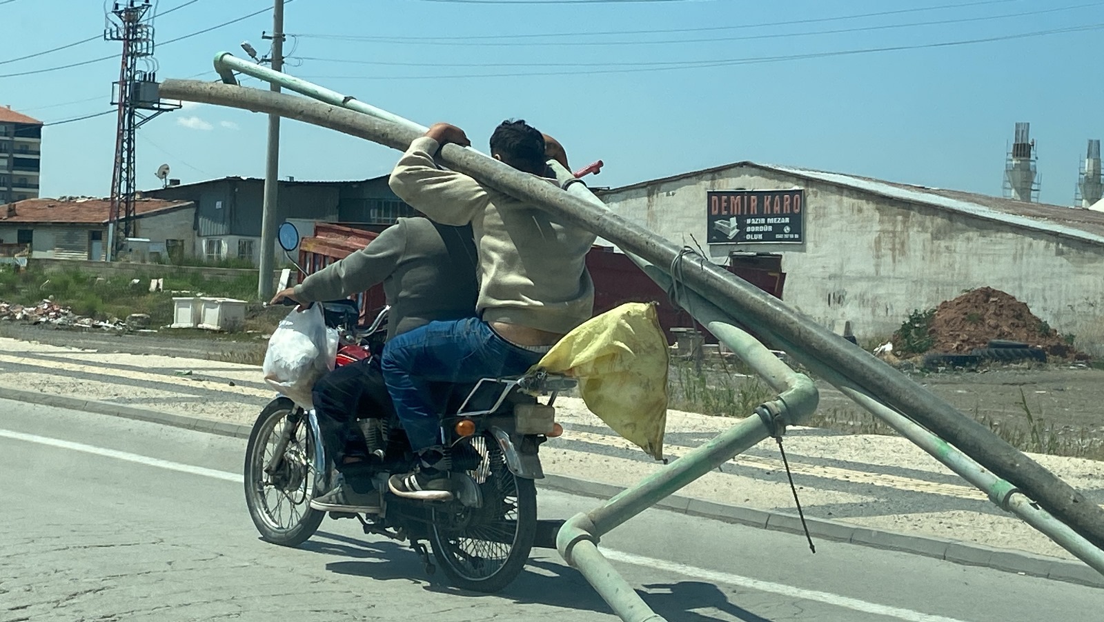 Sürücü ölümle dans ediyor: Aksaray’da trafiği tehlikeye atan işte o görüntüler!