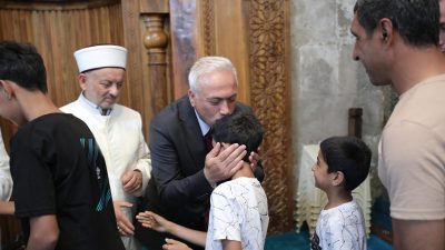 Vali Mehmet Ali Kumbuzoğlu, Kurban Bayramı namazını Ulu Cami’de kıldıktan