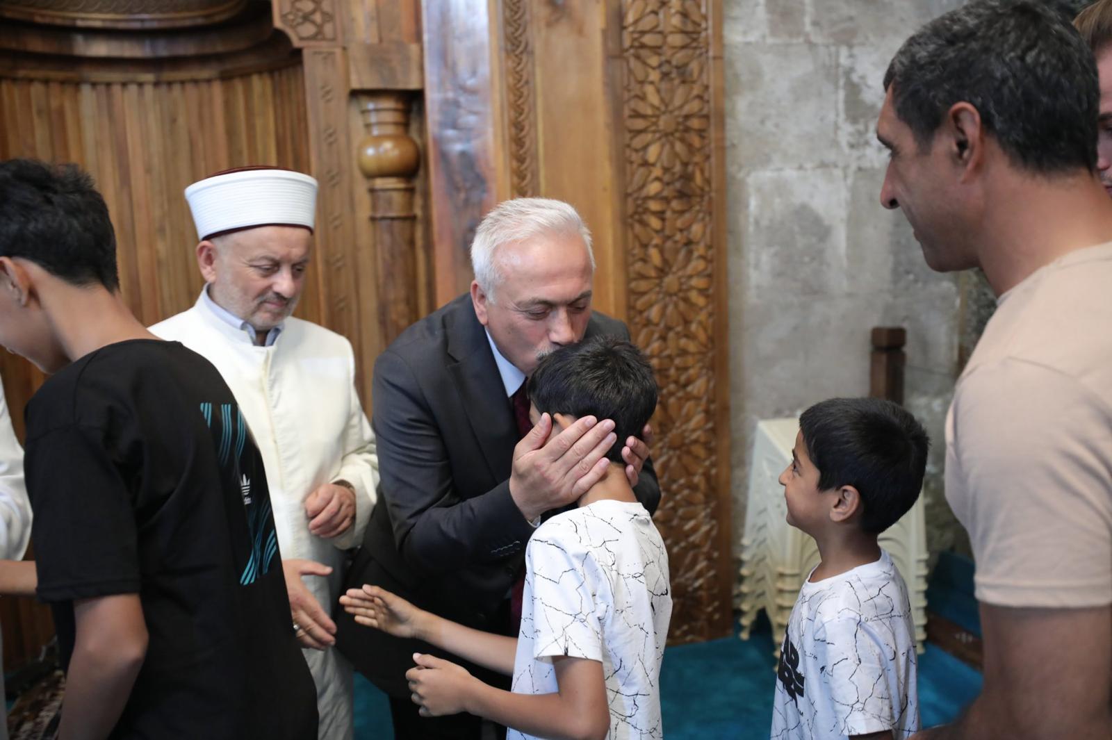 Vali Kumbuzoğlu, Ulu Cami’de Bayram Namazı Sonrası Cemaatle Bayramlaştı!