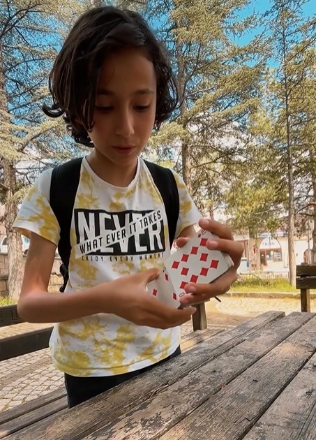 13 Yaşındaki Sihirbaz Güzelyurt’ta Turistlerin Aklını Başından Alıyor!