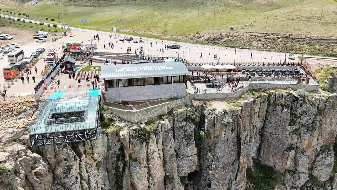 Aksaray’da Cam Teras Rüzgarı: Ihlara Vadisi’nde Manzara Keyfi!